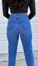 Load image into Gallery viewer, Monse Mom Jeans (Medium Wash)
